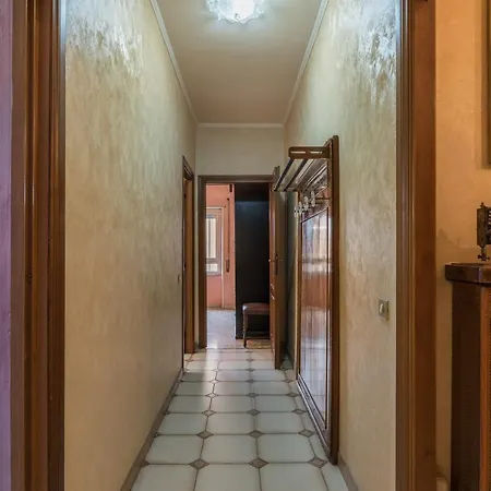 Apartment Altido Classic Style Flat With Balcony *