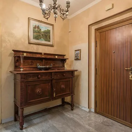 Apartment Altido Classic Style Flat With Balcony *