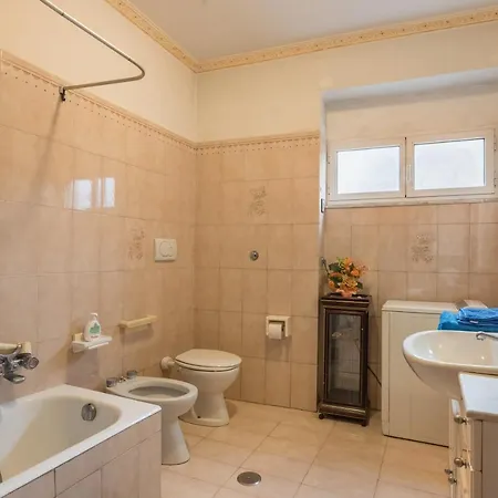 Apartment Altido Classic Style Flat With Balcony
